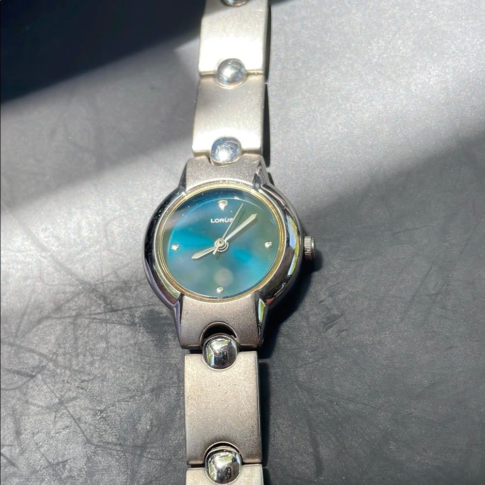 Silver And Blue Elegant Watch With Striking Dial